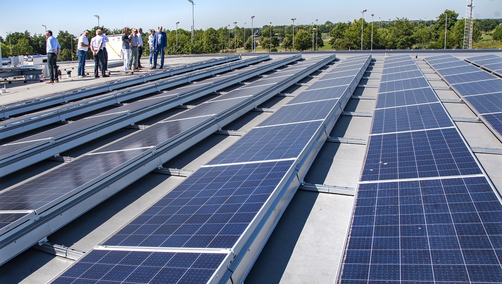 Zonnepanelen op dak zwembad Hilvarenbeek