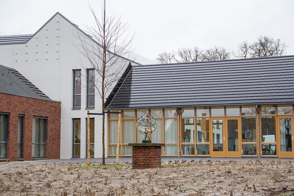 Woonzorgcentrum Hoogstede buitenkant met perkje