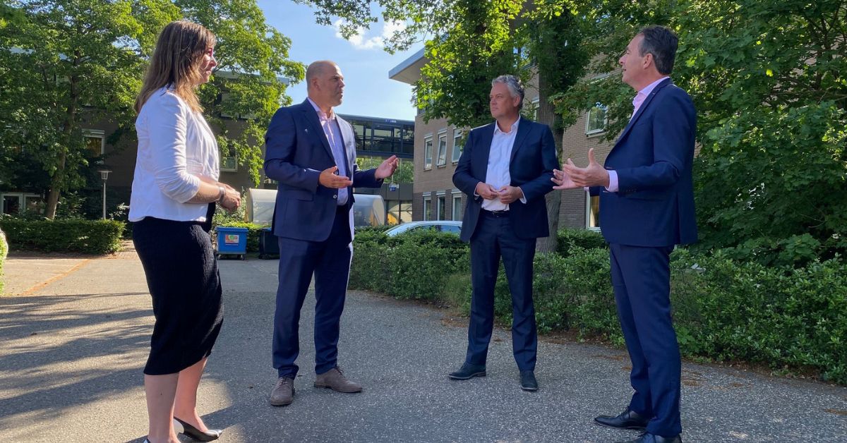 Ondertekening financieringsovereenkomst Altrecht BNG buiten