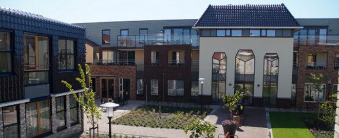 Woningen met plein van woonservicecentrum Rietveld