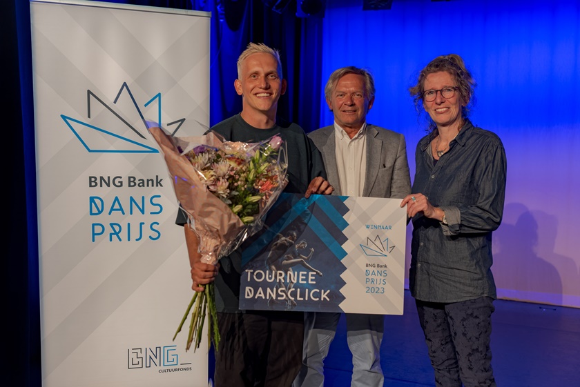Jordy Dik ontving de prijs uit handen van Mat Meijs, secretaris van het BNG Cultuurfonds