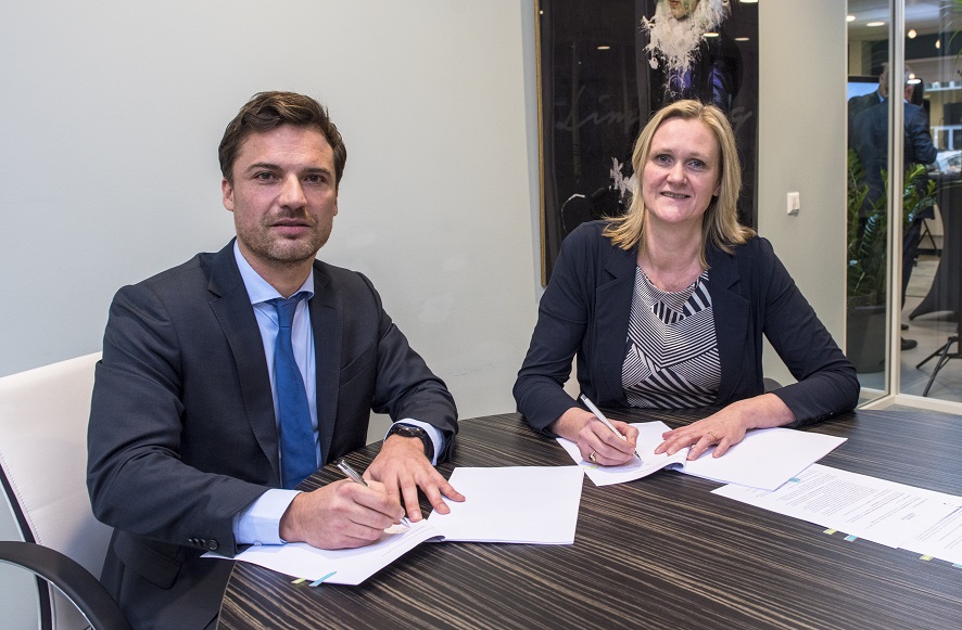 Bestuurder Pieter Oppermann van het BNG Duurzaamheidsfonds en directeur Stelle Vos van SVN tekenen de overeenkomst tussen BNG Ba