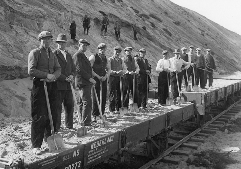 Arbeiders op een zandtrein van een werkverschaffingsproject van de staatsspoorwegen in Maarn, 1935