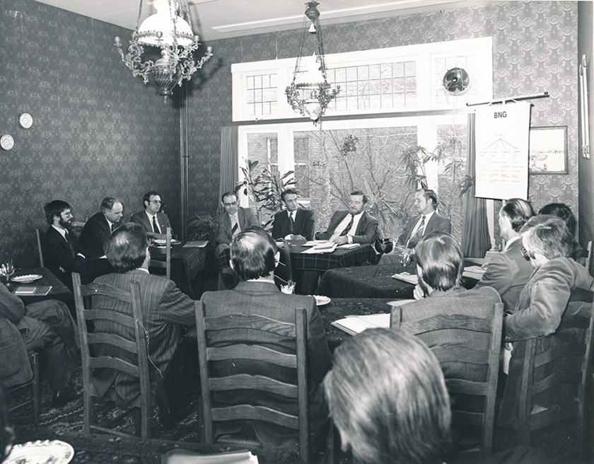 Een groep mannen tijdens een vergadering, ergens in de jaren '70