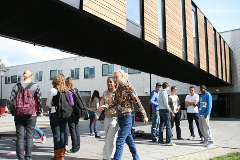 Kinderen op een schoolplein