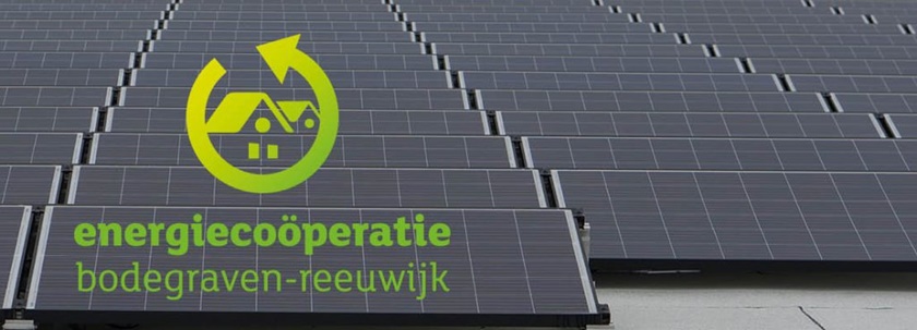 Zonnepanelen op een dak met logo energiecooperatie bodegraven-reeuwijk