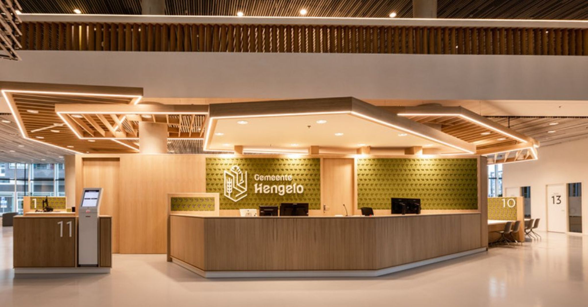 Receptie met veel hout van duurzaam stadhuis gemeente Hengelo.