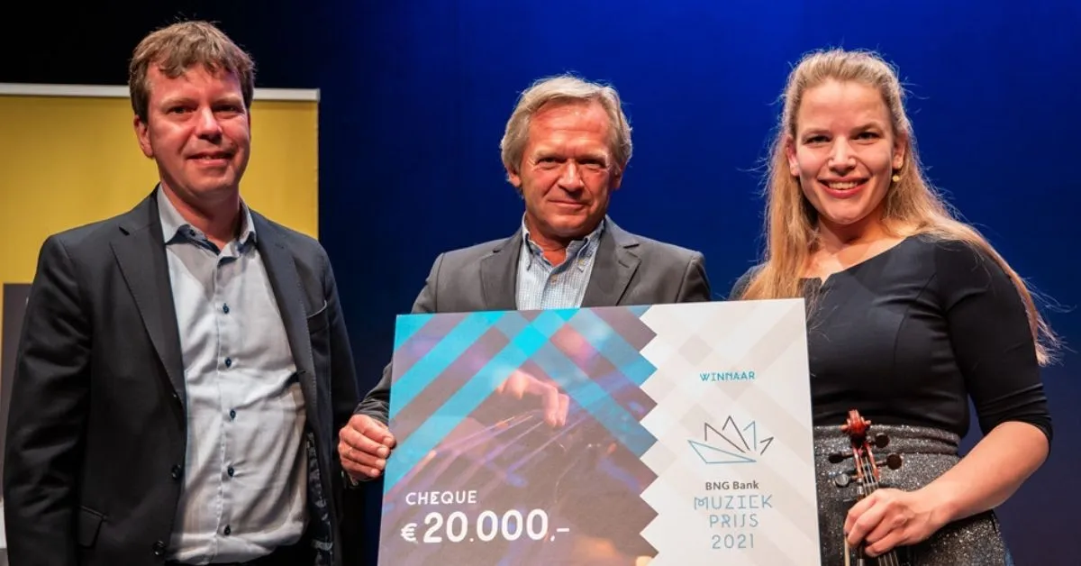 Violiste Coraline Groen ontvangt de BNG Bank Muziekprijs 2021 van Mat Meijs en Ewout van Dingstee.