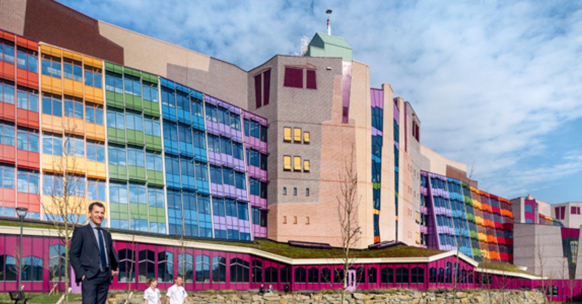 Jeroen Mulder van BNG Bank voor de nieuwbouw van het duurzame ziekenhuis Isala.