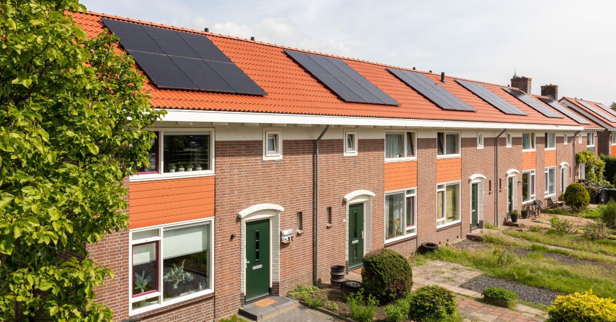Rijtjeshuizen met zonnepanelen op de daken in de gemeente Barneveld. 