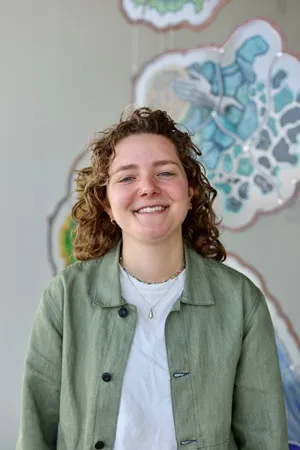 Foto van glaskunstenaar Emmy van der Grift.