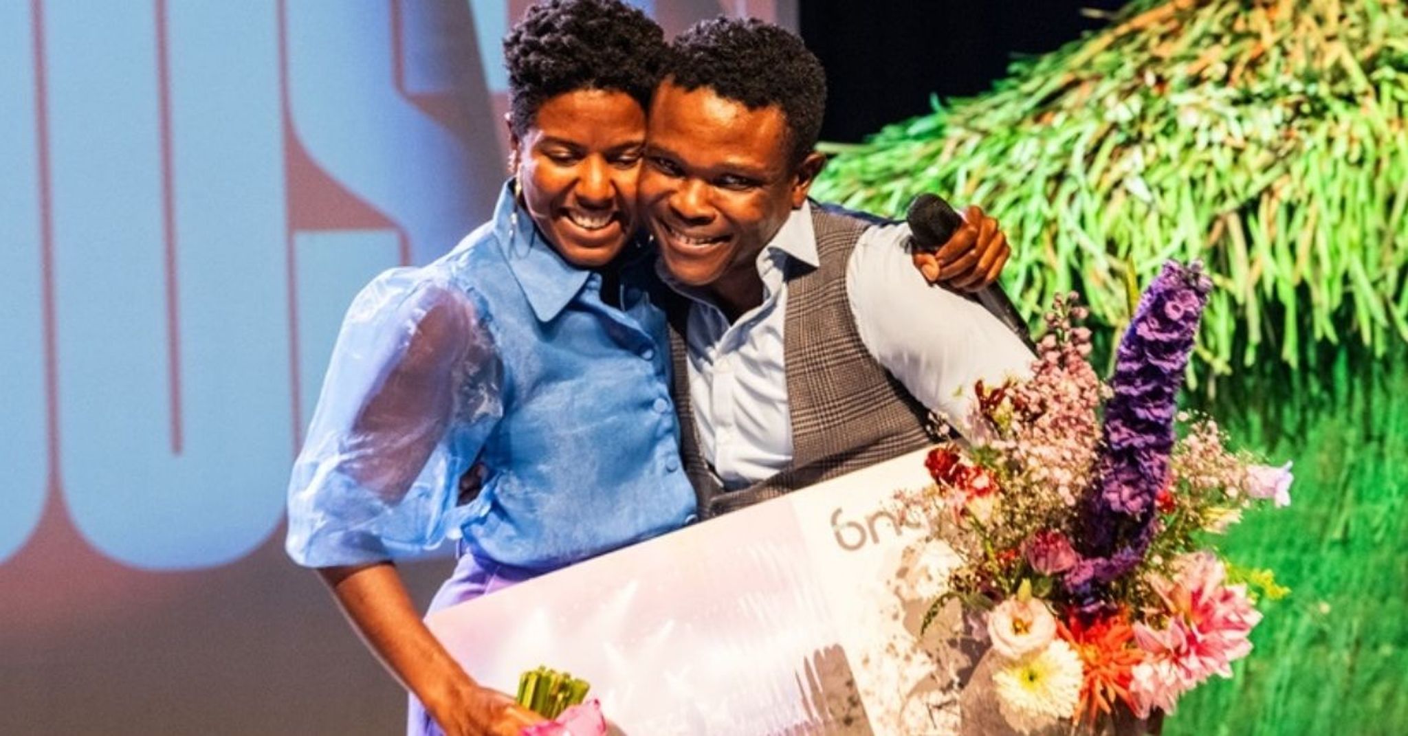 Sue-Ann Bel en Hali Neto ontvangen de BNG Theaterprijs 2024 voor hun voorstelling Let’s Go Barbie van Maas theater en dans.