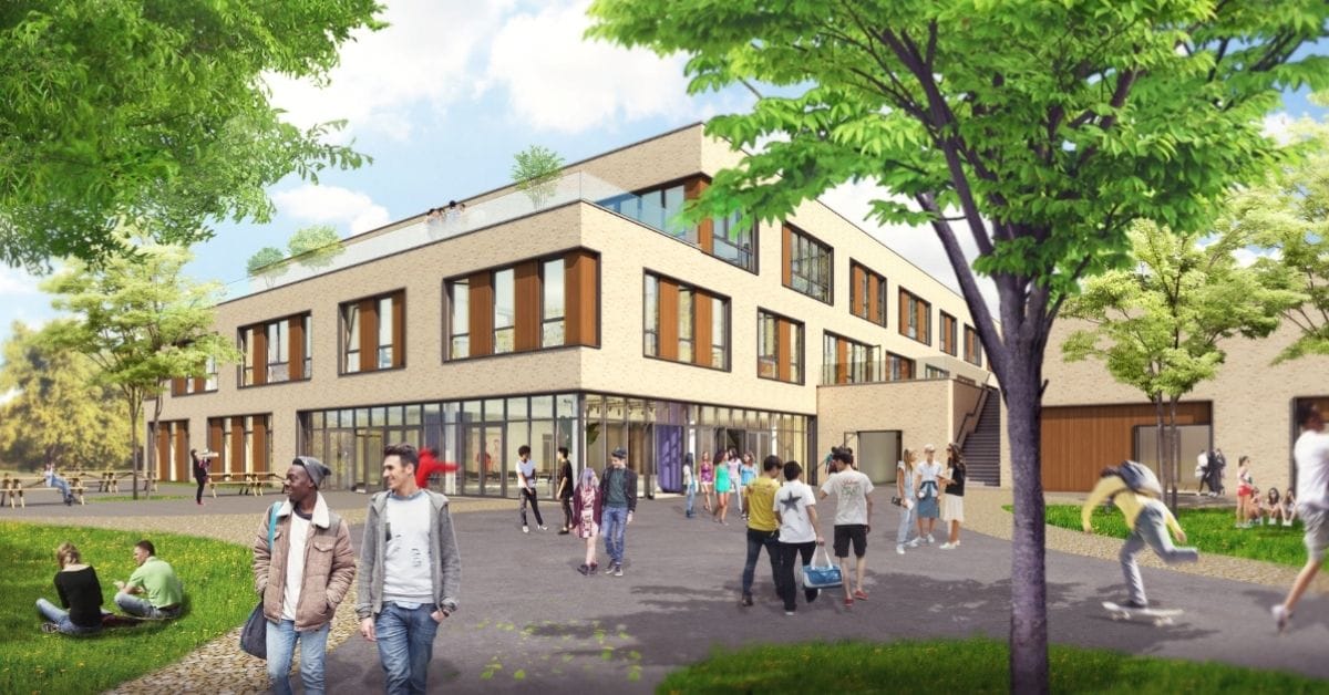 Rendering van het ontwerp voor de nieuwbouw van het Eijkhagen College; een zandkleurig gebouw met drie verdiepingen, grote ramen, een dagterras, een entree en een trap met daarvoor een plein met wandelende mensen.