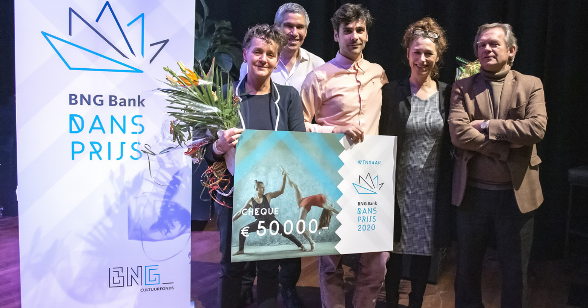 Winnaars van de BNG Dansprijs 2020 op het podium met een bos bloemen en hun cheque.