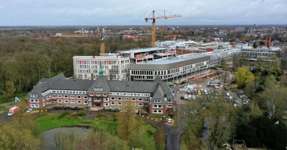 De bouw van Noordwest Ziekenhuisgroep, twee hijskranen, een groot deel van het gebouw staat al.
