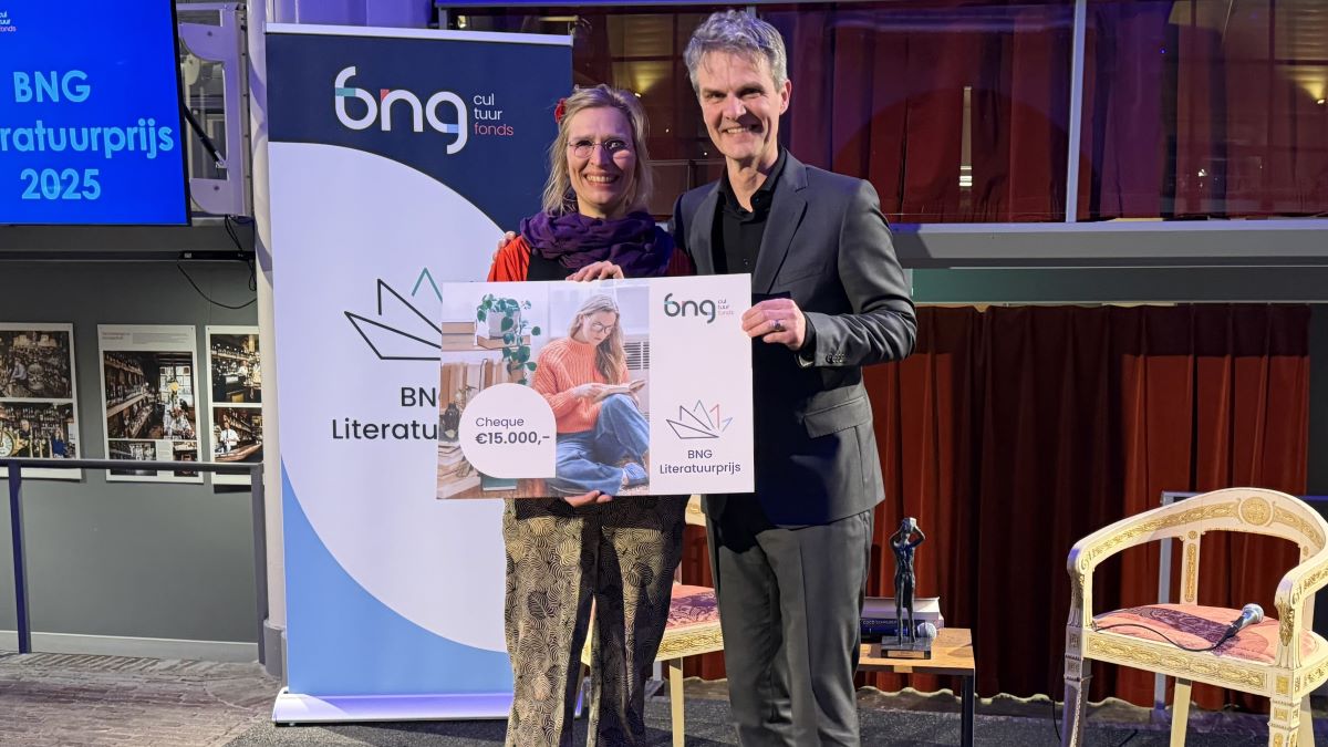 Pieter Jeroense and Joke van Vliet with the cheque for €15,000 and a sculpture by Theo van Eldik