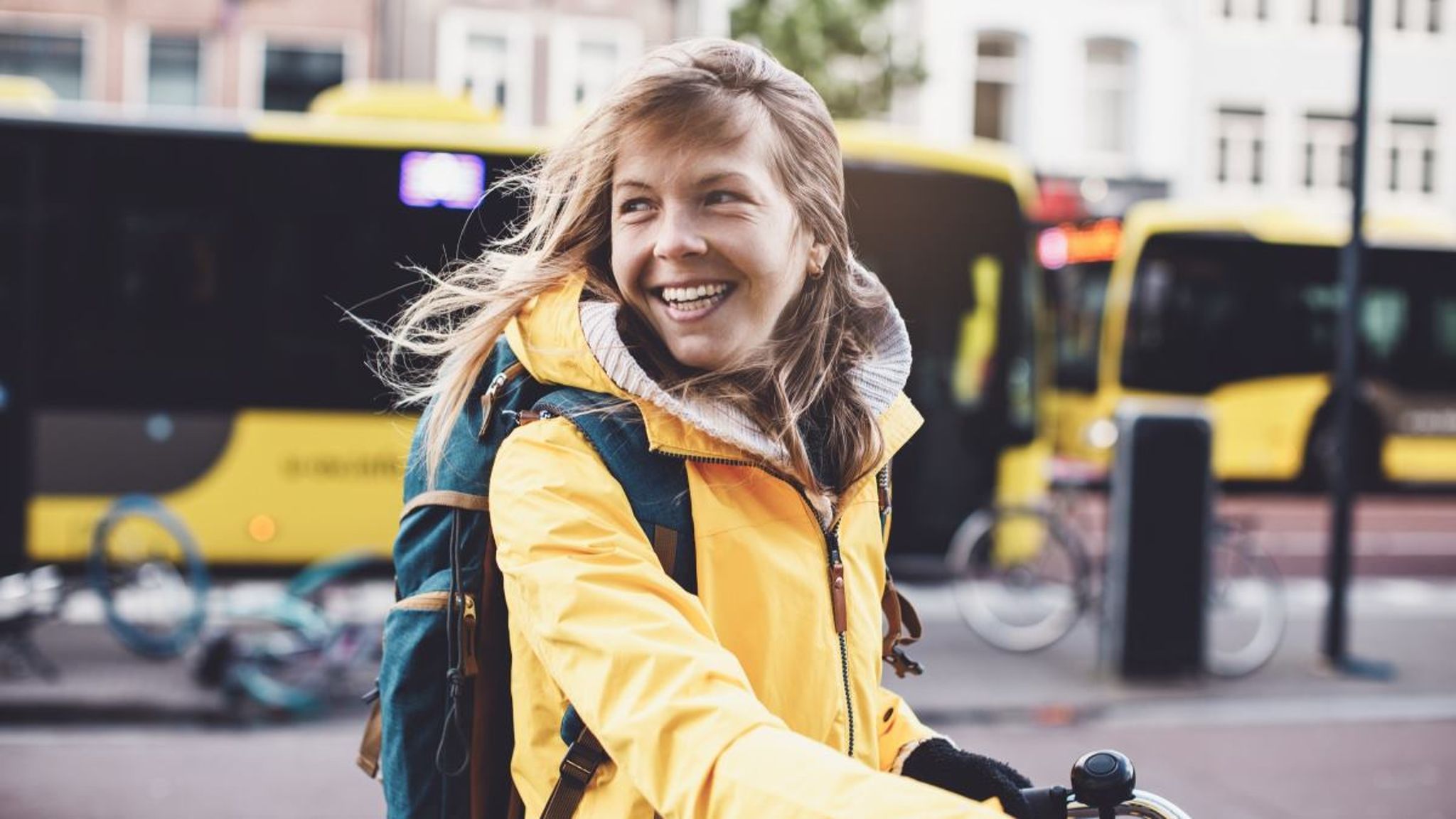 meisje-gele-jas-fiets.jpg