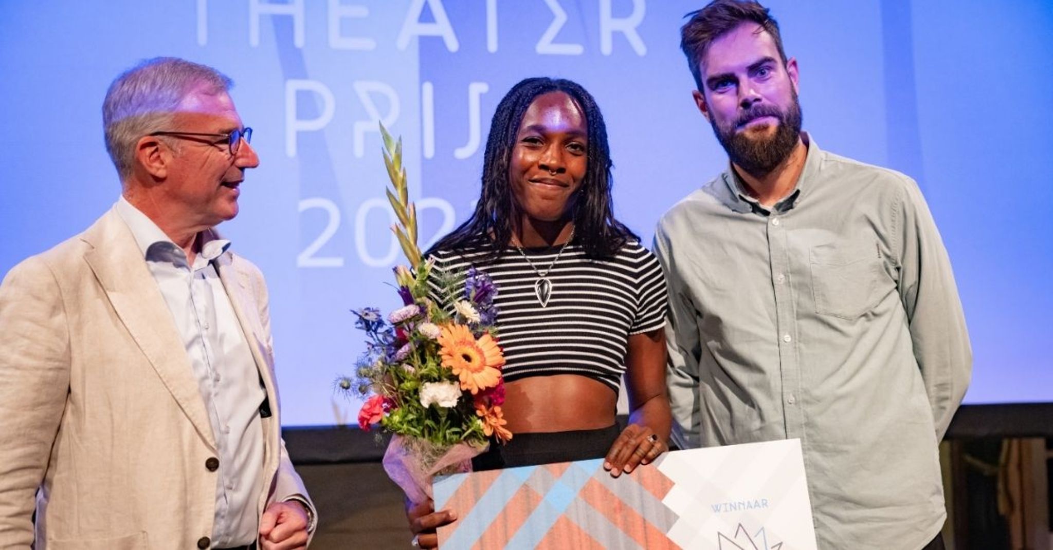 Cherish Menzo ontvangt de BNG Bank Theaterprijs 2023 tijdens het Nederlands Theater Festival in Theater Bellevue.