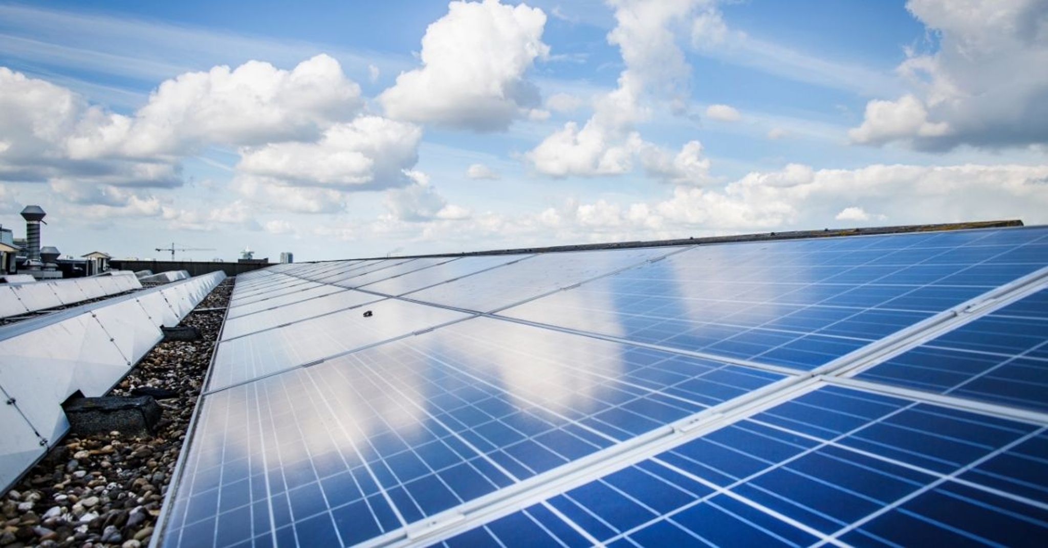 Zonnepanelen op het dak van een huurwoning van Stadgenoot, onderdeel van het project met Zongenoot en BNG Bank.