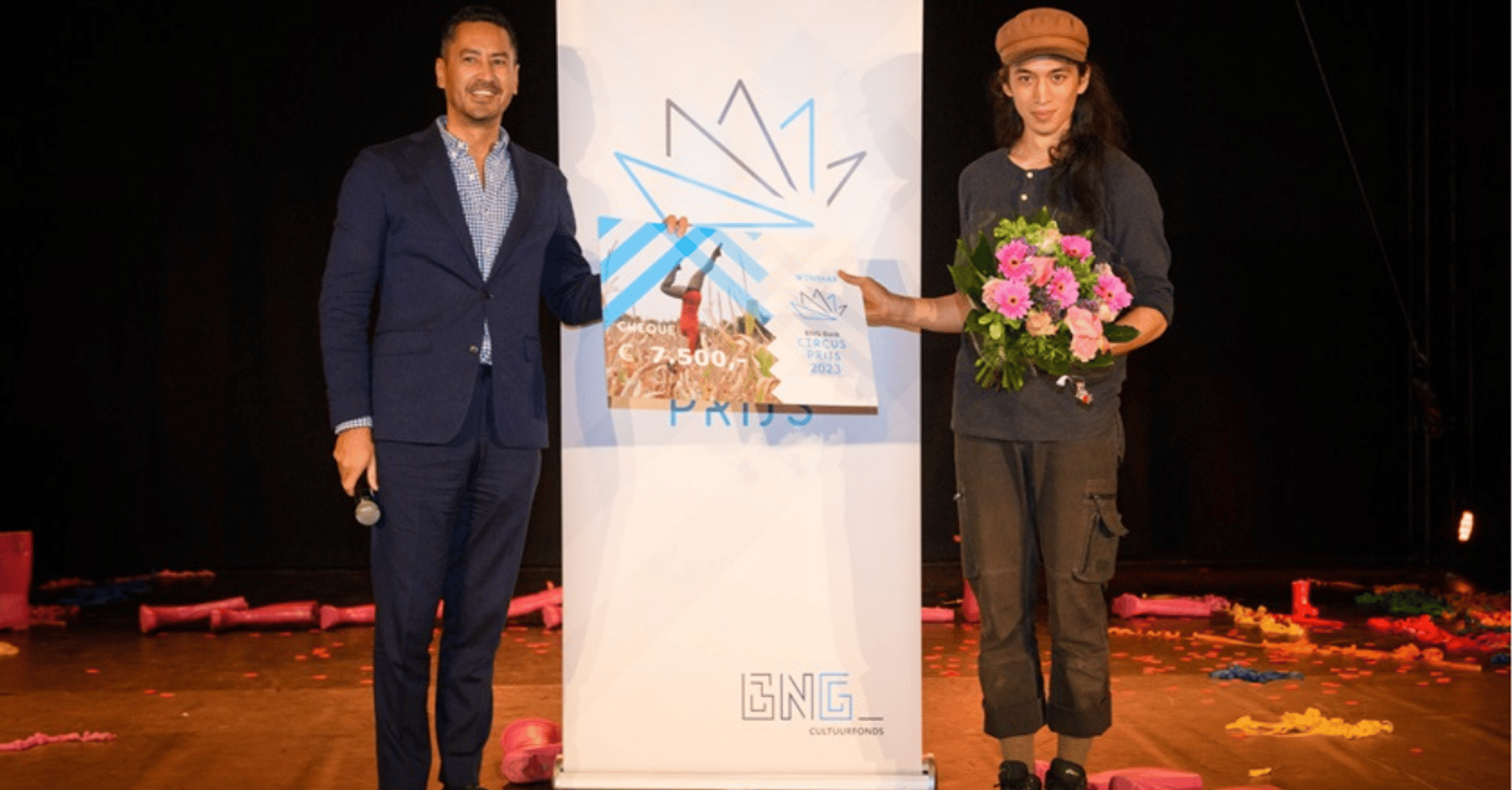 Erik Berkey winnaar BNG Bank Circusprijs 2023 neemt zijn cheque op het podium in ontvangst.