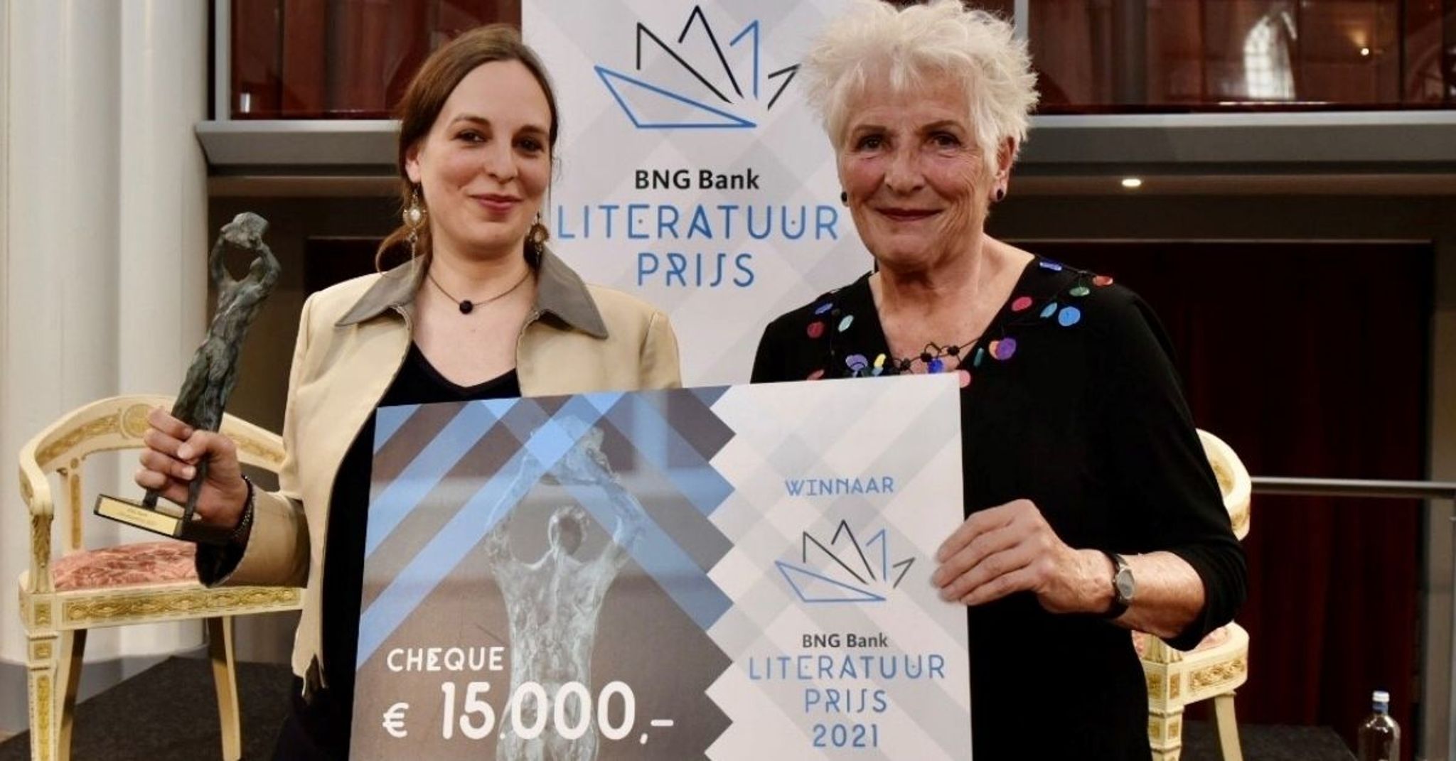 Juryvoorzitter Hetty Hafkamp reikt de BNG Bank Literatuurprijs 2022 uit aan Carmien Michels tijdens de ceremonie in de Amstelkerk Amsterdam.