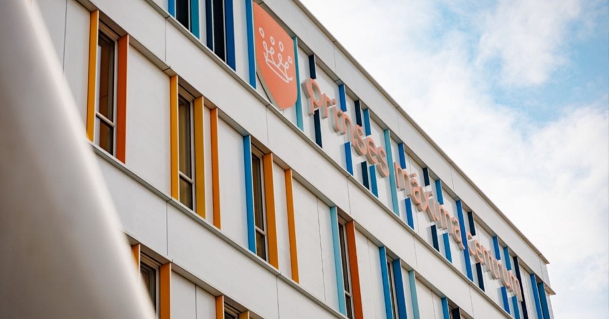 Ingezoomd beeld van de gevel van het Prinses Máxima Centrum met een deel van de naam. 