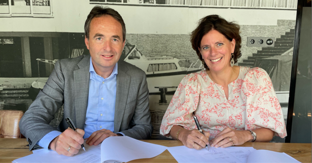 Een man en een vrouw tekenen een overeenkomst.