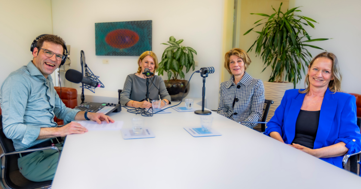 Twee vrouwen die een podcast opnemen.