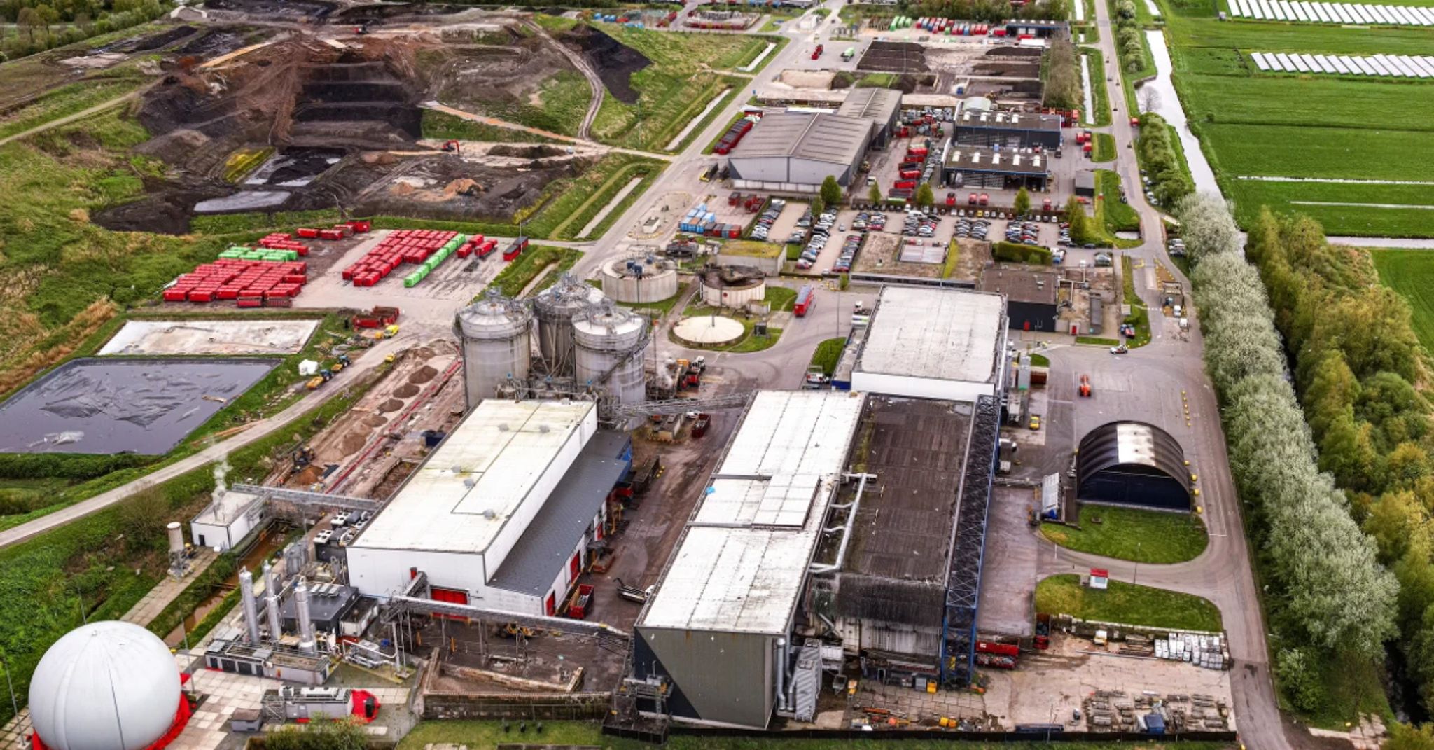 Het terrein van een circulaire afvalverwerker van boven gefotografeerd.