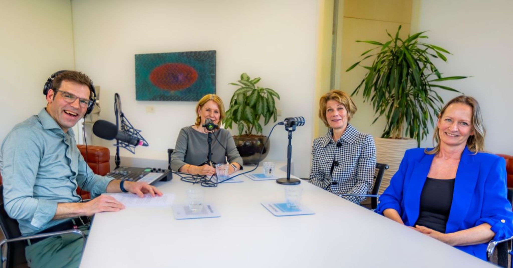 Maarten Bouwhuis praat met voormalig BNG-CEO Gita Salden, Karen Maas, wetenschappelijk directeur van het Impact Centre Erasmus en bijzonder hoogleraar Accounting en duurzaamheid aan de Open Universiteit, en toezichthouder en oud-Europarlementariër Corien Wortmann. 