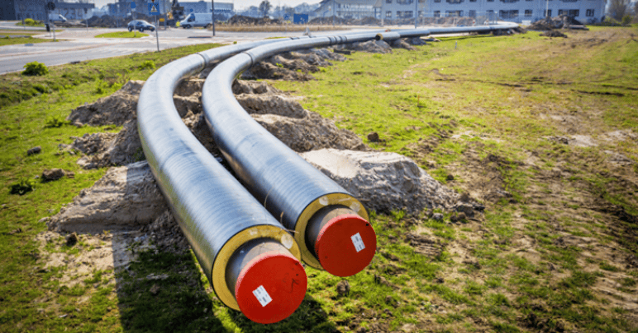 Twee buizen voor de aanleg van een warmtenet.