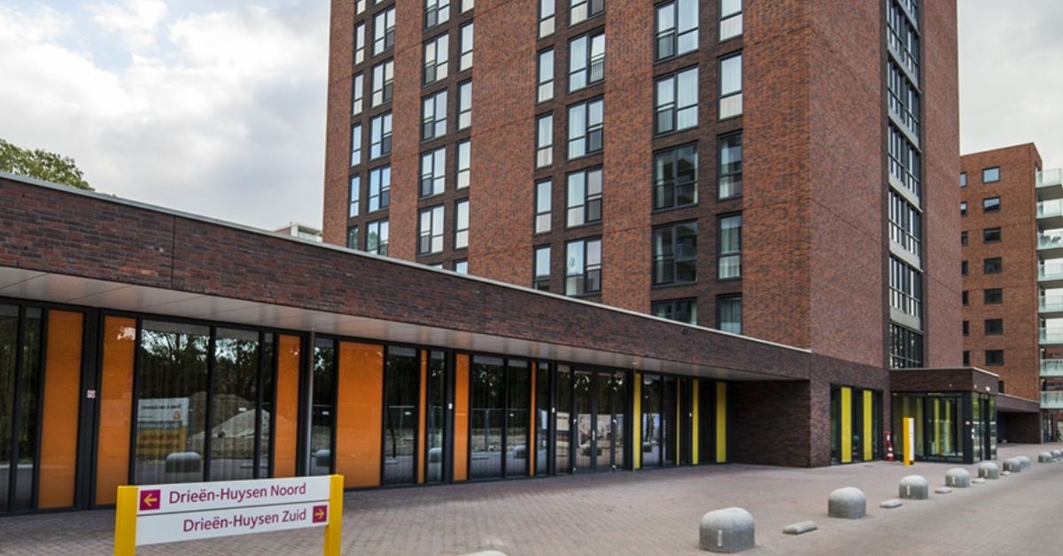 Een nieuw verpleeghuis met twee woontorens en faciliteiten in de laagbouw.