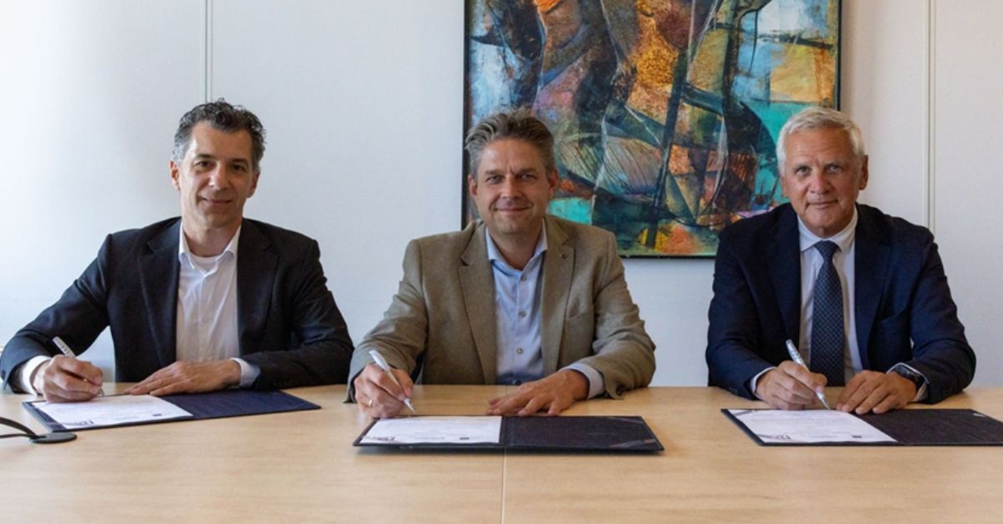 Lening voor HMC ziekenhuis wordt door drie personen ondertekend.