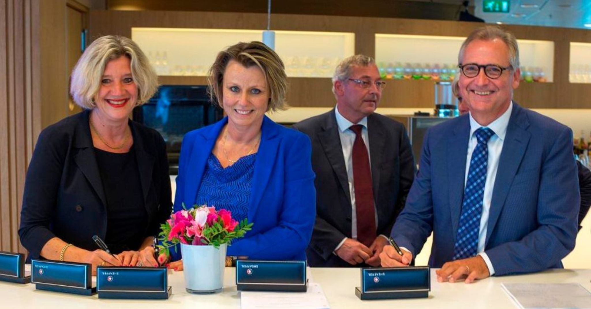 Ondertekening van de kredietbijeenkomst door (vlnr) Pauline Bieringa, directeur Public Finance BNG Bank, Selma Huizer, senior manager Public Finance BNG Bank, Paul Venhoeven, voorzitter RvB van het Prinses Máxima Centrum en Rob Pieterse, kinderoncoloog en lid RvB van het Prinses Máxima Centrum.