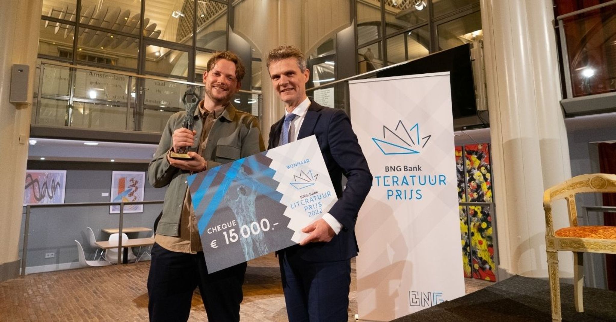 Tom Hofland ontvangt de BNG Bank Literatuurprijs 2022 voor zijn roman ‘De menseneter’ tijdens de uitreiking in de Amstelkerk.