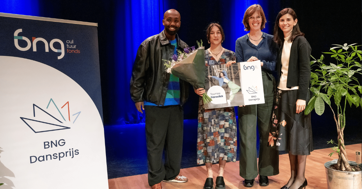 1 man en 3 vrouwen op een podium waaronder de winnaar van de BNG Dansprijs 2025.