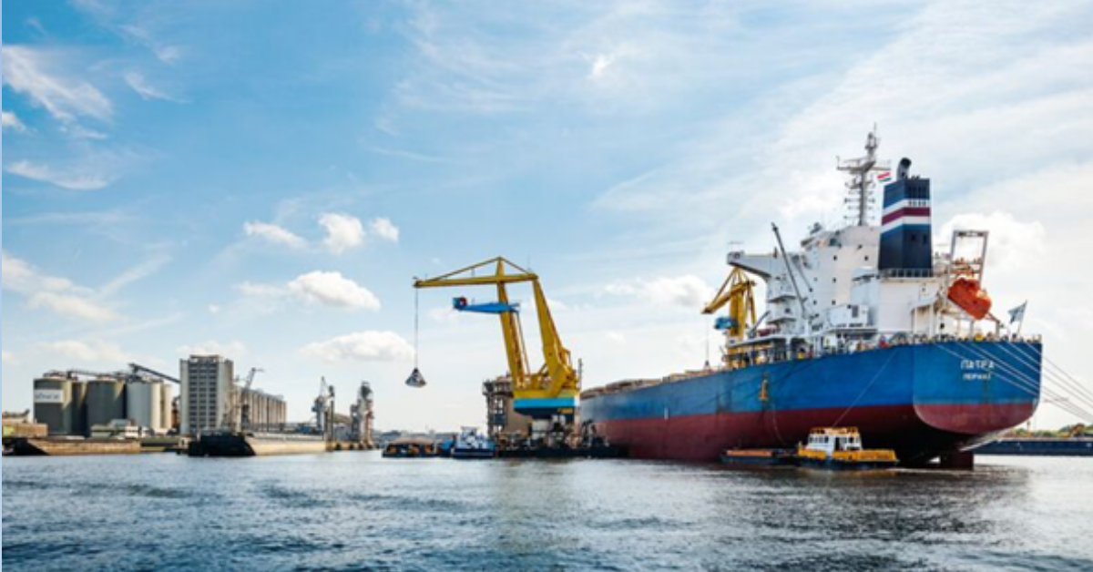 Bulkschip dat wordt geladen.