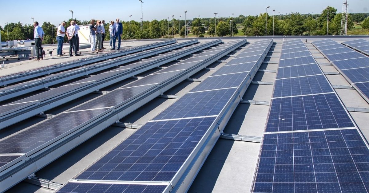 Zonnepanelen van de duurzame sportaccommodatie in Hilvarenbeek