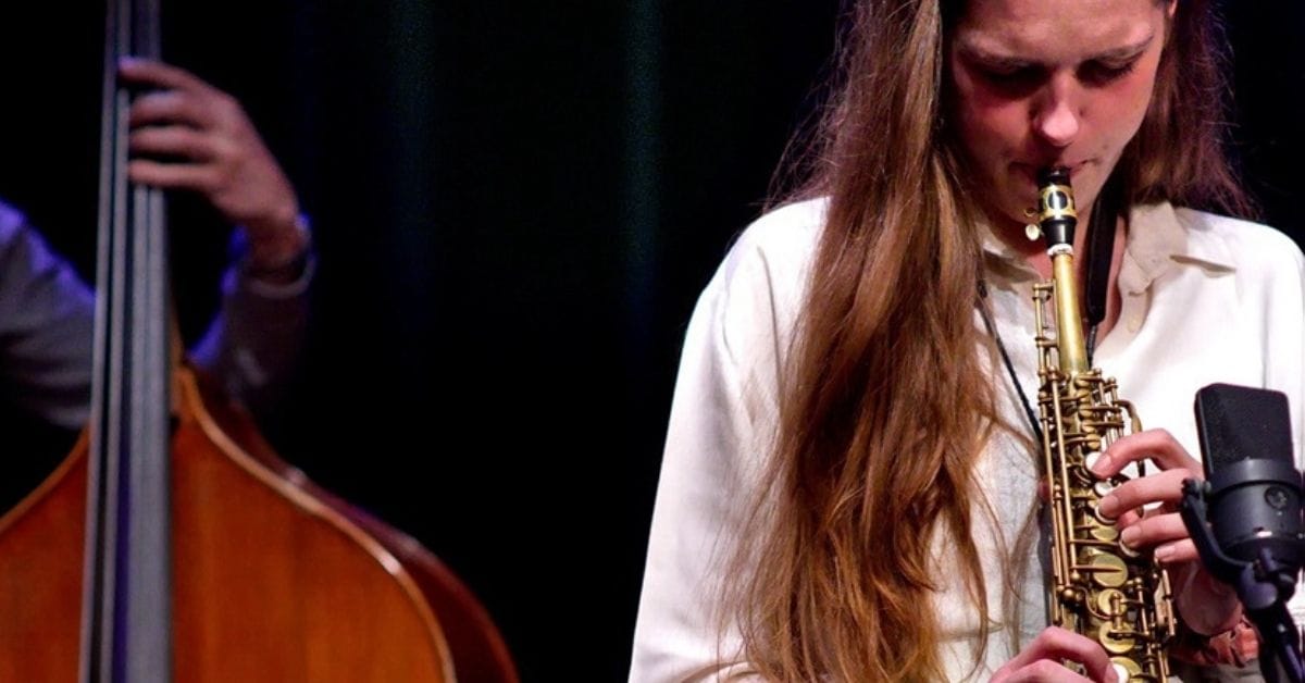 Saxofonist Kika Sprangers treedt op met haar quintet tijdens de feestelijke uitreiking in het Posttheater, spelend voor een enthousiast publiek.