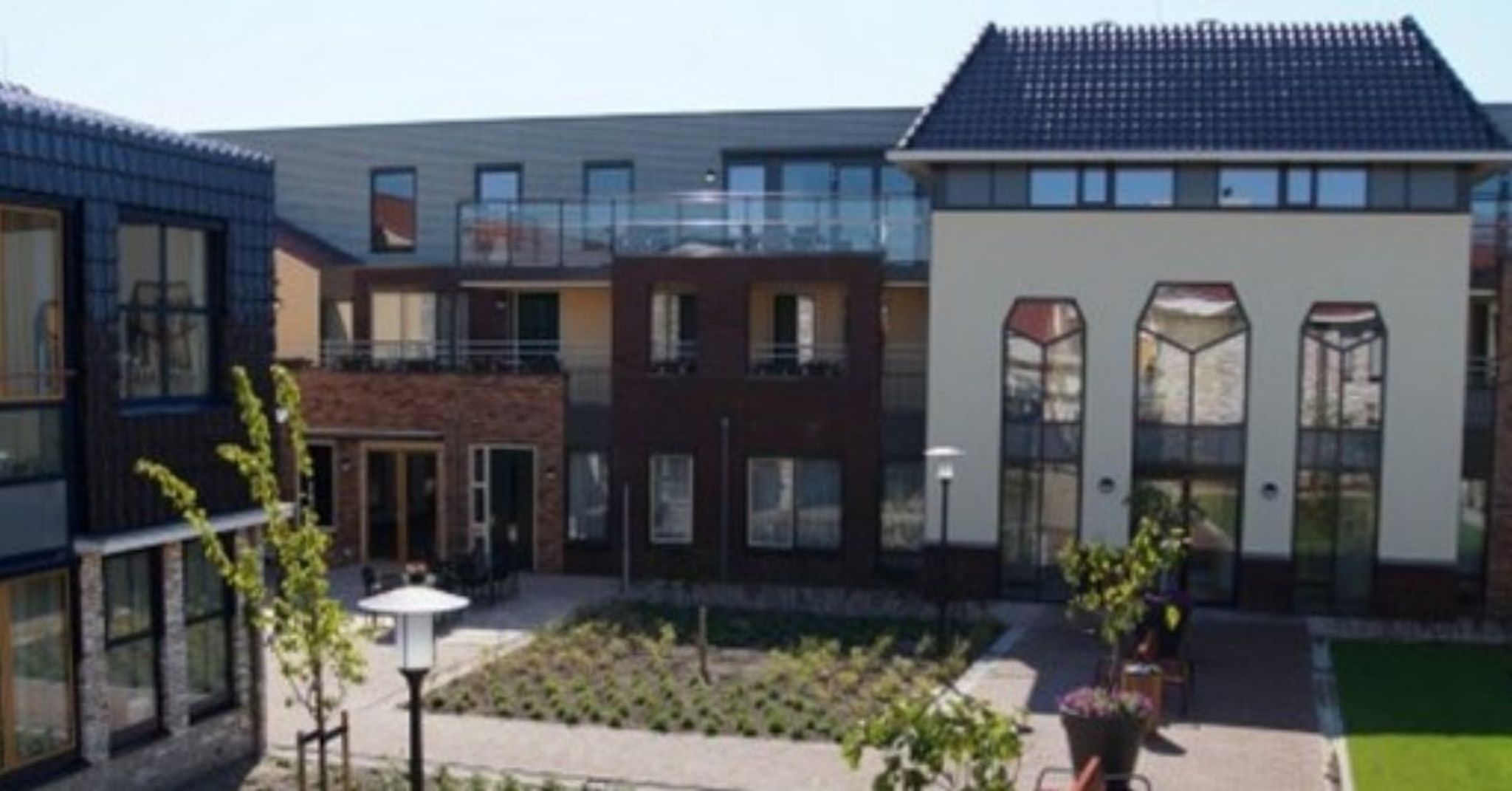 Nieuw wooncomplex voor mensen met dementie met een tuin.
