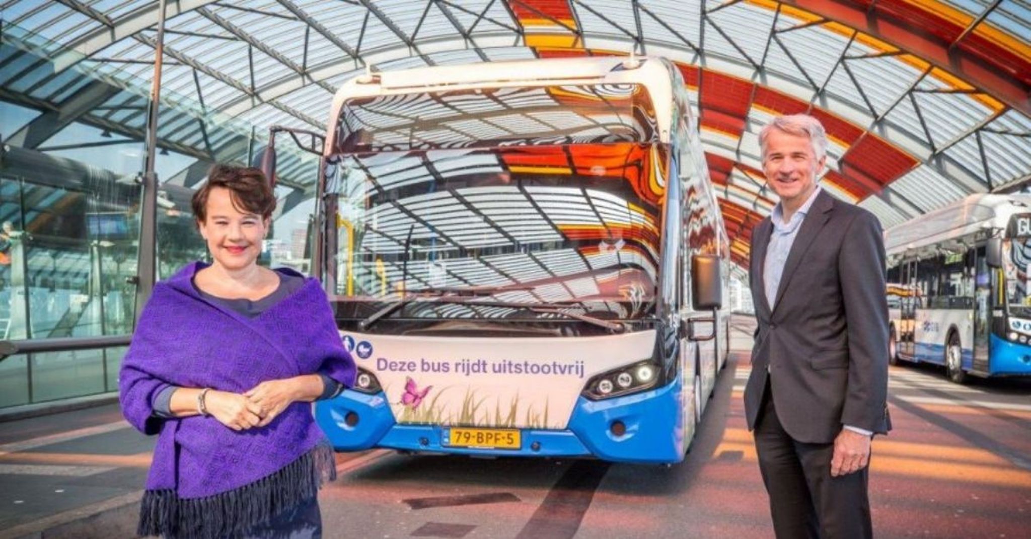 Sharon Dijksma en Mark Lohmeijer maken een proefrit met de elektrische bus.
